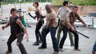 Seres humanos lutam pela sobrevivência em um mundo dominado por zumbis, na terceira temporada da série ‘The Walking Dead’ (Foto: Divulgação)