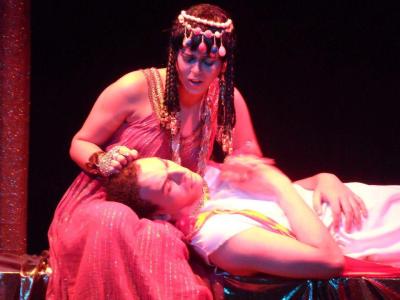 Cena da peça “Antônio e Cleópatra”, que integra a maratona de espetáculos “Fragmentos de William Shakespeare” (Foto: Divulgação). 