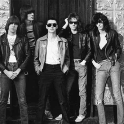 Da esquerda para a direita: Johnny, Dee Dee, Arturo Vega, Tommy e Joey, no final da década de 70. 