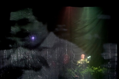 Projeção da imagem de Pablo Escobar, ao fundo da peça “Discurso de um Homem Decente” (Foto: Divulgação). 